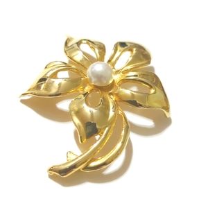 Vintage Signed Gold Tone Flower Brooch